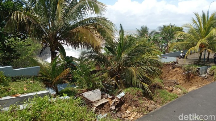 Akses jalan menuju Pantai Karapyak longsor.