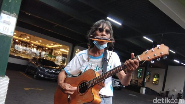 Aksi Pieter 'Lennon' di salah satu toko di Jalan Kaliurang, Jum'at (23/9/2022) petang.