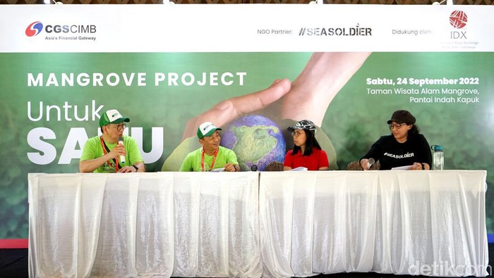 CGS-CIMB Sekuritas Indonesia melakukan aksi nyata penanaman 5.000 bibit Mangrove yaitu Mangrove Project Untuk Satu Bumi, Sabtu (24/9/2022). Aksi ini salah satunya dilakukan di Taman Wisata Alam Mangrove PIK, Jakut.