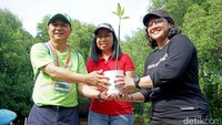 Lim Kim Siah (Presdir CGS-CIMB Sekuritas Indonesia), Risa E. Rustam (Direktur Keuangan & SDM PT Bursa Efek Indonesia), Dinni Septianingrum (CO Founder & COO Sea Soldier) memegang bibit tanaman mangrove pada kegiatan Mangrove Project - Untuk SATU Bumi di Taman Wisata Alam Mangrove, Angke, Jakarta Utara, Sabtu (24/9/2022).  