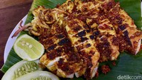 Seafood lain yang kami cicipi adalah cumi bakar. Dibumbui dengan bumbu rica yang pedas. Foto: detikFood/Yenny Mustika Sari