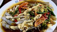 Kerang bambu bumbu tauco ini juga tak kalah sedap. Disantap dengan nasi hangat, terasa nikmat sekali. Foto: detikFood/Yenny Mustika Sari