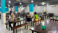 Aromasop Seafood di Muara Karang ini memiliki area makan yang luas dan juga bersih. Cocok jika kamu makan di sini bersama keluarga atau teman-teman. Foto: detikFood/Yenny Mustika Sari