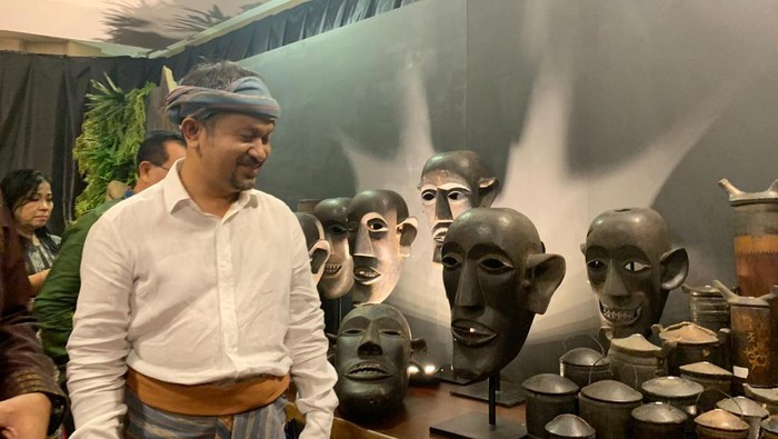 Potret Desainer Torang Sitorus saat mengenalkan Artefak kuno dalam event The Batak Culture Exhibition. Foto: Kartika Sari/detikSumut