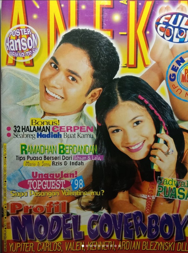 Titi Kamal pose bareng model pria bernama Karlos untuk majalah Aneka Ria pada 1998. Foto: Instagram/@juma0803