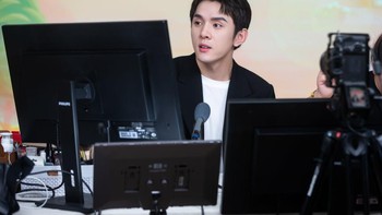 Para fans langsung menyambutnya dengan antusias. Saking banyaknya yang laku, barang yang dijual Austin cepat ludes sehingga durasi siaran langsungnya lebih pendek dari biasanya. Foto: VCG via Getty Images/VCG