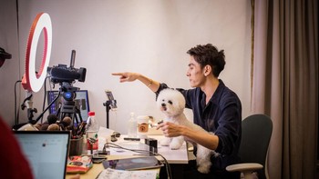 Austin Li punya 64 juta follower di Taobao, toko online milik Alibaba. Dulunya, dia hanya asisten toko. Pada tahun 2017, dia mulai jualan di internet dan langsung sukses karena penampilan dan pembawaannya yang meyakinkan. Foto: VCG via Getty Images/VCG