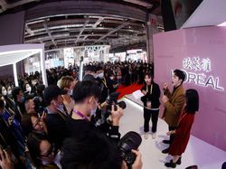 Ini Influencer Pria Paling Digilai di China, Jual Lipstik Laku Keras