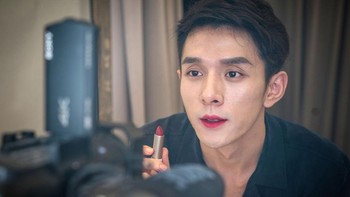 Austin Li benar-benar jago jualan di internet. Influencer di China ini pernah menjual 15 ribu lipstik hanya dalam 5 menit. Tahun 2021, dia pernah siaran langsung di toko online Taobao saat musim belanja, dan menghasilkan penjualan spektakuler sampai USD 1,7 miliar. Foto: VCG via Getty Images/VCG