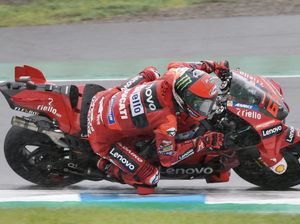 Pecco Bagnaia kok Tepuk Tangan Usai Jatuh?