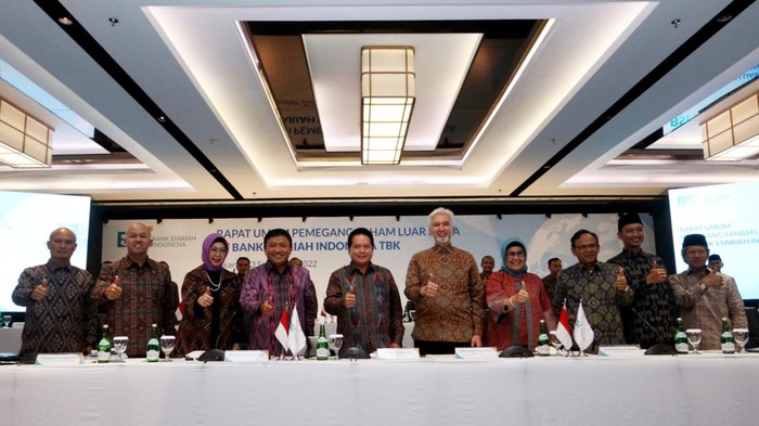 BSI Sepakati Rights Issue 6 Miliar Saham Baru Direktur Utama BSI Hery Gunardi (kelima kiri) bersama Komisaris Utama BSI Adiwarman Azwarkarim (kelima kanan) berbincang bersama Direktur Retail Banking Ngatari (kiri), Direktur Finance & Strategy Ade Cahyo Nugroho (kedua kiri), Direktur Compliance & Human Capital Tribuana Tunggadewi (ketiga kiri), Wakil Direktur Utama Bob Tyasika Ananta (keempat kiri), Direktur Risk Management Tiwul Widyastuti (keempat kanan), Komisaris Independen Komaruddin Hidayat (ketiga kanan), Komisaris Independen M Arief Rosyid Hasan (kedua kanan) dan Ketua Dewan Pengawas Syariah BSI Hasanudin (kanan) saat pelaksanaan Rapat Umum Pemegang Saham Luar Biasa BSI di Jakarta, Jumat (23/9/2022).