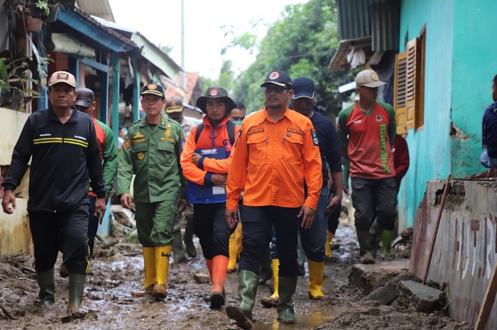 Bupati Garut Tinjau Lokasi Banjir dan Tanah Longsor di Desa Girimukti