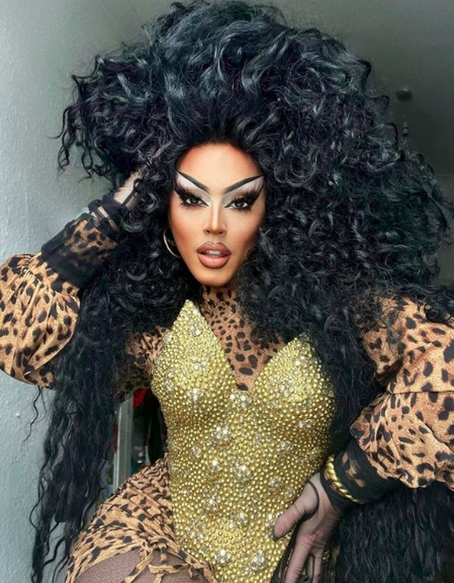 Seperti inilah penampilan ekstrem Cherry Valentine ketika tampil sebagai drag queen. Alis tinggi, eyeliner ekstrem dengan contour wajah tegas menjadi ciri khasnya. Foto: dok. Instagram