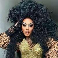 Seperti inilah penampilan ekstrem Cherry Valentine ketika tampil sebagai drag queen. Alis tinggi, eyeliner ekstrem dengan contour wajah tegas menjadi ciri khasnya. Foto: dok. Instagram