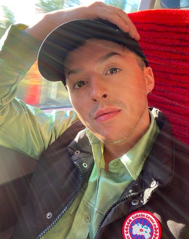 Penampilannya terlihat macho dengan jaket dan topi. Foto: dok. Instagram