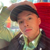 Penampilannya terlihat macho dengan jaket dan topi. Foto: dok. Instagram