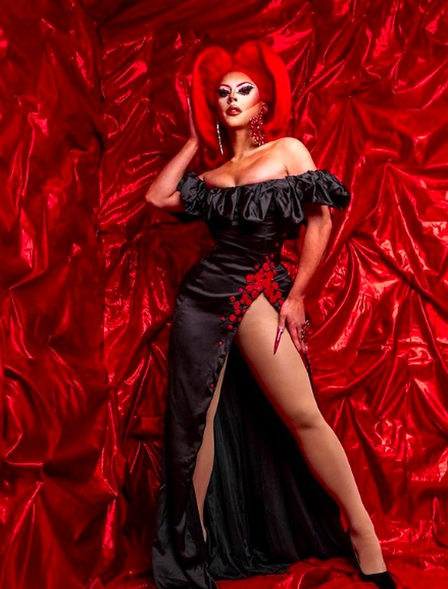 Penampilannya terlihat kontras ketika sudah makeup, menggunakan wig dan dress. George Ward telah berhasil menjadi Cherry Valentine yang kini lebih dikenal. Foto: dok. Instagram