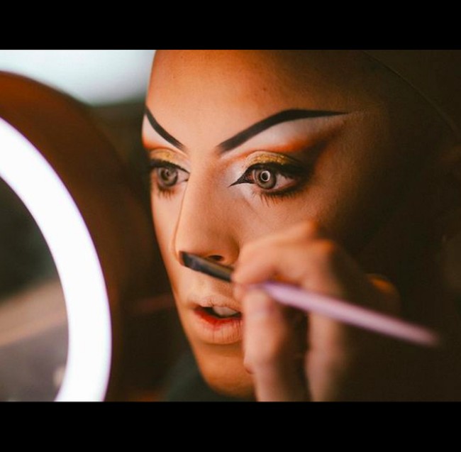 Cherry Valentine selalu melakukan makeupnya sendiri. Dia memahami kontur wajahnya. Foto: dok. Instagram