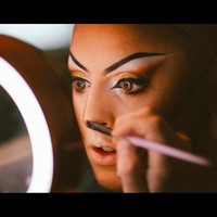 Cherry Valentine selalu melakukan makeupnya sendiri. Dia memahami kontur wajahnya. Foto: dok. Instagram