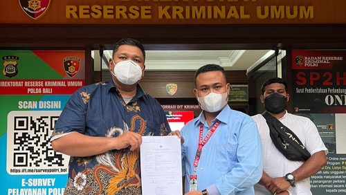 Direktur PT MAG Diamond Muhammad Akbar Gusmawan (berbaju batik) bersama kuasa hukumnya menunjukkan bukti penerimaan pelaporan di Polda Bali. (Dok. PT MAG Diamond)