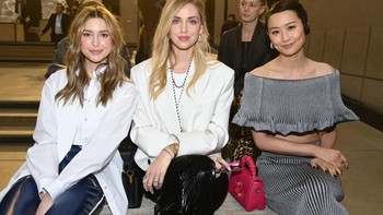 Bersama rekan-rekannya saat di paris. Eve Jobs sudah lulus dari kuliah di kampus elit Stanford University. Foto: Getty Images