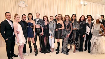Ia untuk pertama kalinya berlenggang di catwalk di Oktober 2021. Fashion show Coperni di Paris Fashion Week Spring-Summer 2022 menjadi debutnya sebagai model landasan peraga. Foto: Getty Images
