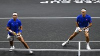 Federer melakoni laga terakhir dalam kariernya dengan tampil di nomor ganda putra Laver Cup 2022. Pemilik 20 titel Grand Slam ini berduet dengan rivalnya, Rafael Nadal, melawan ganda putra Team World yang diwakili Jack Sock/Frances Tiafoe. Foto: Getty Images/Frey/TPN