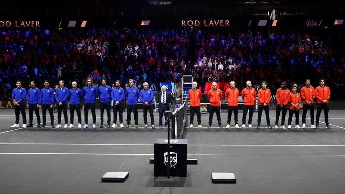 Federer LONDON, ENGLAND - SEPTEMBER 23: Roger Federer of Switzerland waves goodbye to the fans after his final match and the beginning of his retirement at the Laver Cup at The O2 Arena on September 23, 2022 in London, England. (Photo by TPN/Getty Images)