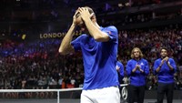 Federer begitu emosional setelah menuntaskan pertandingan terakhir di dalam kariernya. Bersama Nadal, Federer dikalahkan Sock/Tiaofe dalam duel tiga set. Foto: Getty Images/Frey/TPN