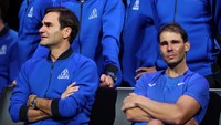 Nadal, si rival sekaligus sahabat Federer, tak kuasa menahan tangis. Selama lebih dari satu dekade Federer dan Nadal bersaing untuk memperebutkan trofi-trofi penting. Keduanya sudah mengumpulkan total 195 gelar, termasuk 42 grand slam digabungkan. Foto: Getty Images/Frey/TPN