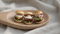 Wah, ada juga burger mini yang benar-benar dibuat sangat detail. Isian burgernya pun lengkap, ada selada, daging patty, keju, telur, hingga mayonnaise. Foto: instagram @mimimish96