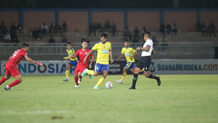 Gresik United menahan imbang PSCS Cilacap tanpa gol. Meski di babak kedua, Laskar Joko Samudro bermain dengan 10 pemain.