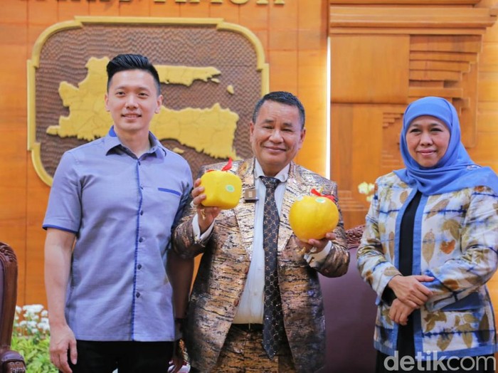 Hotman Paris disuguhi melon bentuk cinta oleh Gubernur Khofifah