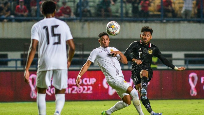 Pesepak bola tim nasional Indonesia Saddil Ramdani (kanan) berebut bola dengan pesepak bola Tim Nasional Curacao Ayrton Daryl (tengah) pada pertandingan Fifa Match Day di Stadion Gelora Bandung Lautan Api, Bandung, Jawa Barat, Sabtu (24/9/2022). Indonesia menang atas Curacao  dengan skor 3-2. ANTARA FOTO/Raisan Al Farisi/YU
