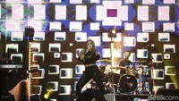 Aksi enerjik Inul Daratista membawakan lagu-lagu hits-nya, seperti Buaya Buntung, Masa Lalu, Arjuna Buaya, hingga Goyang Dombret dibawakannya. Foto: Rifkianto Nugroho