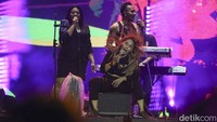 Sepanjang penampilannya, bak tak kehabisan tenaga Inul Daratista terus goyang ngebor. Foto: Rifkianto Nugroho