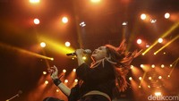 Lagu Ojo Dibandingke juga semakin membuat aksi panggung Inul Daratista meriah. Foto: Rifkianto Nugroho