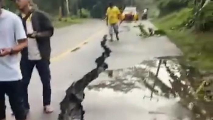 Jalan penghubung Tasik-Pangandaran rusak.