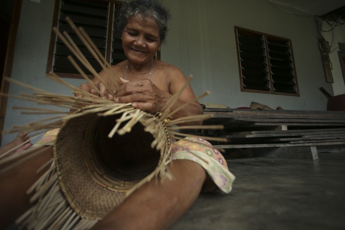Kampung kreatif warga suku Dayak Bidayuh.