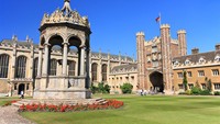 Raja Charles III adalah pewaris tahta pertama yang meraih gelar sarjana. Dia kuliah di Trinity College, Cambridge, untuk belajar antropologi, arkeologi, dan sejarah.  Foto: Getty Images/iStockphoto