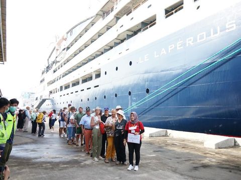 Kapal pesiar berbendera Prancis berlabuh di Pelabuhan Semarang, Sabtu (24/9/2022).