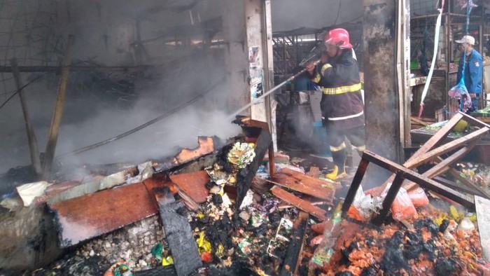 Kebakaran terjadi pada 22 bangunan ruko yang berada di pasar tradisional di Balaraja, Kabupaten Tangerang, pagi tadi. Api muncul diduga akibat korsleting listrik pada salah satu kios sembako, Sabtu (24/9/2022).