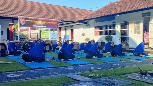 Kegiatan yoga bersama menjadi salah satu aktivitas yang diikuti para warga binaan dalam program Teh Rina yang dicetuskan Lapas Kelas II B Tabanan bersama FK Unud.