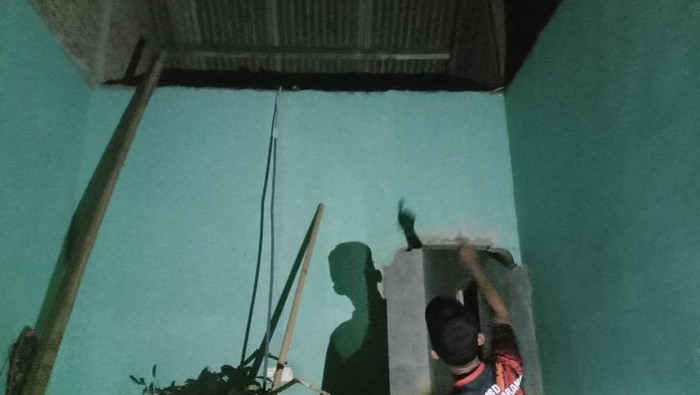 Kejadian hujan es disertai angin kencang di Ngaliyan, Semarang, Jumat (23/9/2022).
