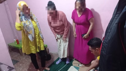Ketiga Emak-emak ketika ditangkap saat tengah asyik bermain judi kartu Domino di Dompu