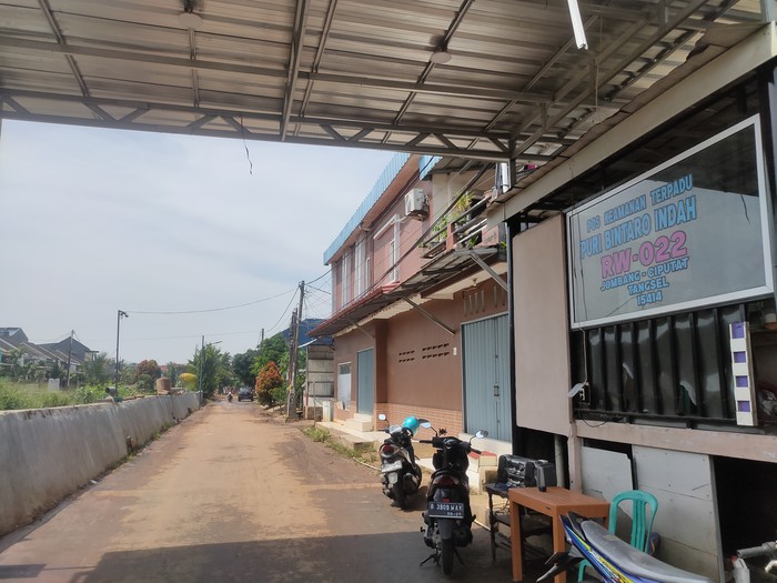 Kondisi di Perumahan Puri Bintaro Indah Tangerang Selatan yang sempat banjir semalam. Hari ini, Sabtu (24/9/2022), banjir sudah surut. Jalanan terlihat kering.