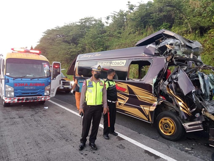 Kondisi minibus yang kecelakaan di Tol Bawen-Ungaran, Sabtu (24/9/2022).