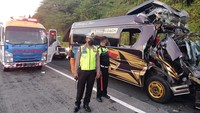 Minibus maut yang terlibat kecelakaan di Tol Bawen-Ungaran ternyata mengangkut pensiunan guru asal Pasuruan, Jawa Timur. Rombongan pensiunan itu hendak berlibur ke Semarang. Foto: dok. Polda Jateng