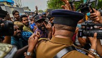 Sri Lanka telah menghadapi pergolakan politik dalam beberapa bulan terakhir. Hal ini menyebabkan kerusuhan di negara tersebut. Sampai-sampai Presiden negara itu Gotabaya Rajapaksa melarikan diri ke luar negeri sebelum mengundurkan diri pada Juli.
