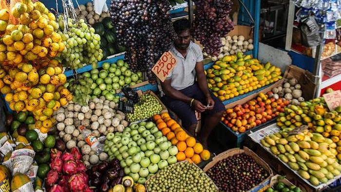 Kondisi Sri Lanka Saat Inflasi Melonjak Gila-gilaan A vendor waits for customers at a market in Colombo on September 20, 2022. (Photo by Pradeep Dambarage/NurPhoto via Getty Images)